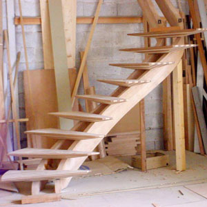 Основным материлом для изготовления лестниц является древесина